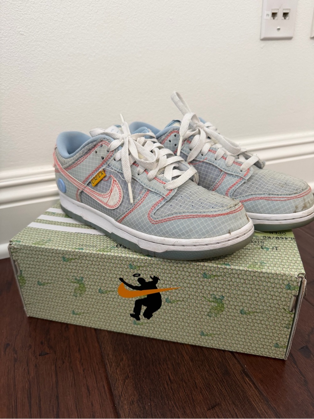 Nike Women's Low-Top Sneakers in Light Gray and Pink